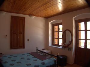 Postel nebo postele na pokoji v ubytování Mystras Inn