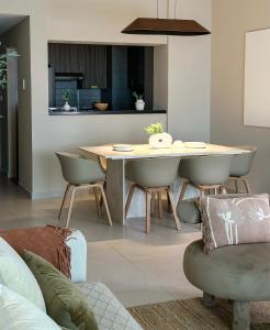 Dapur atau dapur kecil di Seaside Escape 1br Apartment With Beach Access