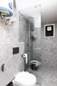 un bagno con wc e doccia in vetro di NivoNest a Gurgaon
