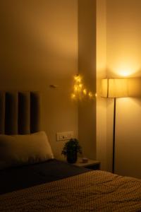 una camera con letto, lampada e pianta di NivoNest a Gurgaon