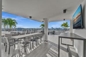 Μια τηλεόραση ή/και κέντρο ψυχαγωγίας στο Waterfront Luxury Kosher Condo with Rooftop Pool, Bay Harbor Islands