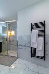 une salle de bain avec un porte-serviettes et un miroir dans l'établissement Siloé - Balnéo - Stationnement gratuit dans la rue- Gare 10 min à pied, à Troyes