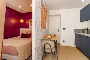 une chambre avec un lit et une table avec des fruits dessus dans l'établissement Siloé - Balnéo - Stationnement gratuit dans la rue- Gare 10 min à pied, à Troyes 32 autres photos