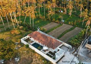 アメッドにあるNathan Villa in Amed Baliの屋根付きの家屋