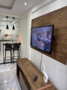 Un televizor și/sau centru de divertisment la Loft em condomínio próximo à entrada da cidade