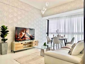 พื้นที่นั่งเล่นของ Upscale Centric Apt, City Views