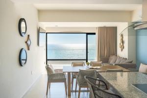 Χώρος καθιστικού στο Luxury Apartment with Ocean View and Pool