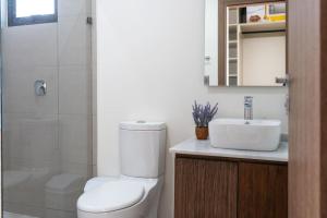 Ένα μπάνιο στο Luxury Apartment with Ocean View and Pool +16 φωτογραφίες