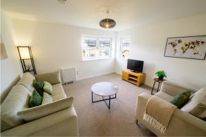 a living room with two couches and a tv at 2 Bed Property, Beauly in Beauly +11 photos