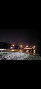- Vistas a la playa por la noche con luces en Apartmani Musa, 