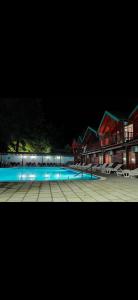 una piscina de noche con casas rojas y sidx sidx sidx sidx sidx en Apartmani Musa, 