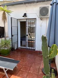 una habitación con un cactus y una habitación con un patio en Casa unifamiliar con patio céntrica y tranquila, en Sanlúcar de Barrameda