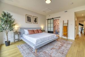 a bedroom with a bed with white sheets and orange pillows at La Suite Evergreen at Verbier with Ski Golf and Luxury in Mont-Tremblant