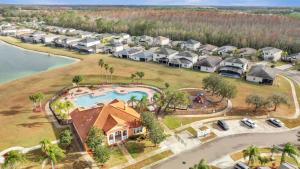 基西米Disney Getaway Pool Gated Resort Near Parks的带泳池的度假村的鸟瞰图