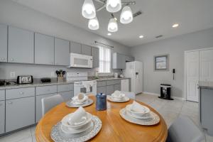 基西米Disney Getaway Pool Gated Resort Near Parks的厨房配有木桌和盘子