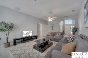 基西米Disney Getaway Pool Gated Resort Near Parks的客厅里有一张沙发和一张桌子。