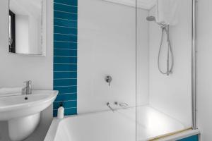 Un baño con ducha, inodoro y lavabo. en Blue Sea - Beachfront Escape, en Apollo Bay 21 fotos más