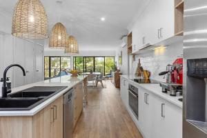 Kuchyň nebo kuchyňský kout v ubytování The Whale Pod - Serene Family Retreat
