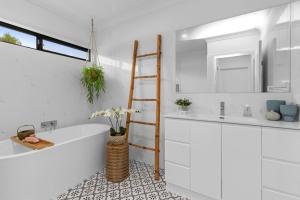 Koupelna v ubytování The Whale Pod - Serene Family Retreat + 23 fotografií