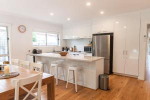 Η κουζίνα ή μικρή κουζίνα στο Krambruk House - Walk to the beach, pets welcome