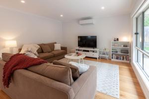 Μια τηλεόραση ή/και κέντρο ψυχαγωγίας στο Krambruk House - Walk to the beach, pets welcome