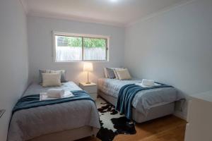 Ένα ή περισσότερα κρεβάτια σε δωμάτιο στο Krambruk House - Walk to the beach, pets welcome