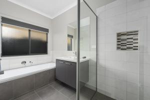 Ένα μπάνιο στο SUNRISE ON APOLLO +15 φωτογραφίες