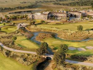 una vista aerea del campo da golf di un resort di Suite Life in Frisco, Luxury meets Comfort a Frisco