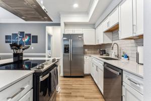 Dapur atau dapur kecil di Luxury Frisco Escape, Mins to Legacy and Toyota HQ