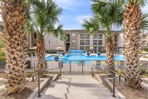 Bassein majutusasutuses LUX Resort Inspired 2BR Near Houston Pool Gym või selle lähedal