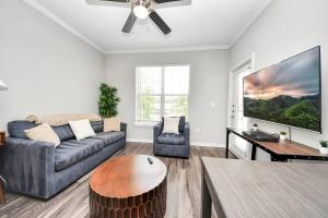 Televiisor ja/või meelelahutuskeskus majutusasutuses LUX Resort Inspired 2BR Near Houston Pool Gym