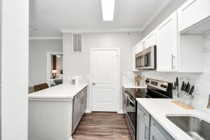 Köök või kööginurk majutusasutuses LUX Resort Inspired 2BR Near Houston Pool Gym