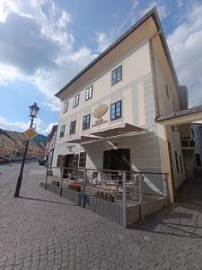 a building on a street next to a sidewalk at Hotel Salamander - Garni in Banská Štiavnica