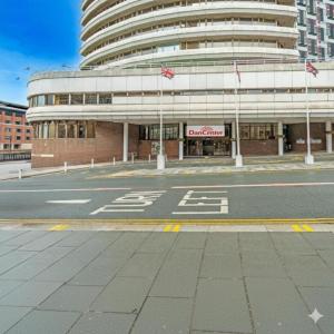 リバプールにあるAtlantic Tower Liverpool City Center By Dancenterの大きな建物前の空き道