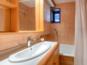 une salle de bain avec un lavabo et une baignoire dans l'établissement Duplex 3 pièces avec wifi et parking, 6 pers., au pied des pistes à Val-d'Isère - FR-1-694-422, à Val dʼIsère 6 autres photos