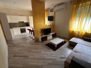 Una sala de estar con un sofá y un televisor. en La Concordia, en Novi Ligure