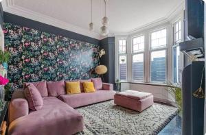Χώρος καθιστικού στο Stylish, Spacious City Hideaway - Sleeps up to 9
