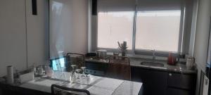 ゴドイ・クルスにあるAires Andinosのキッチン(シンク付きカウンター、窓付) +6枚の写真