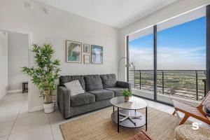 Posezení v ubytování Modern 1BR in Downtown Doral - Free Parking and Wellness Amenities