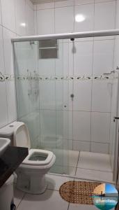 Ένα μπάνιο στο Flat House Veraneio
