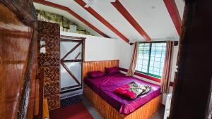 Nature's Spark Resort في Sivasamudram: سرير صغير في غرفة بها نافذة