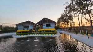 Nature's Spark Resort في Sivasamudram: منزل في وسط تجمع للمياه