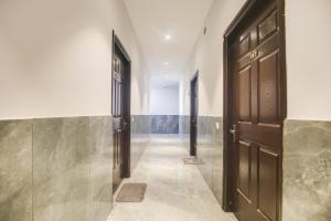 LālewālHotel O Ravi Hotel & Banquet的大楼内带两扇门的走廊