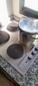 ゴドイ・クルスにあるAires Andinosの鍋と鍋が付いたコンロ