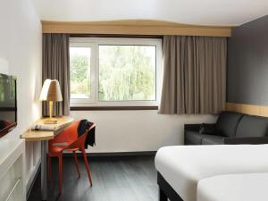 Postel nebo postele na pokoji v ubytování ibis 3 Lacs Neuchâtel