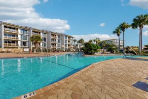 basen przed budynkiem w obiekcie High Pointe 235 w mieście Rosemary Beach