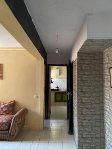 ケニトラにあるCity & Garden View Apartmentの石壁の家廊