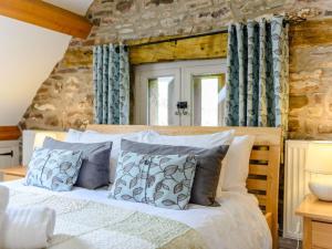 Un dormitorio con una cama grande con cortinas azules. en 2 Bed in Crickhowell 42920, en Llangattock