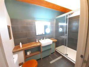 Un baño con lavabo y ducha en 2 Bed in Crickhowell 42920, en Llangattock 24 fotos más