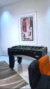 een zwarte piano in een woonkamer met een stoel bij 3 bedroom apartment, Ikate in Lekki +4 foto's